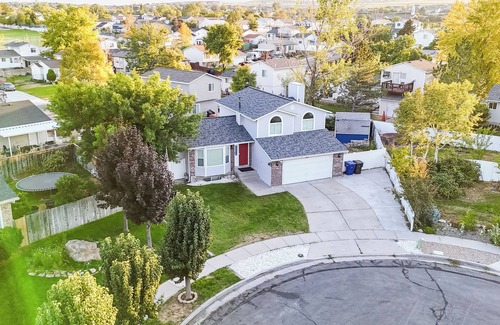 Kearns House | Spacious Newly Renovated 5-bedroom house with WiFi/AC for Large Family