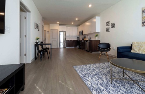 Downtown Louisville Apartment | Spacious Nulu 1BR CozySuites 05
