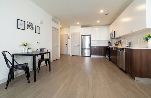 Downtown Louisville Apartment | Spacious Nulu 1BR CozySuites 05