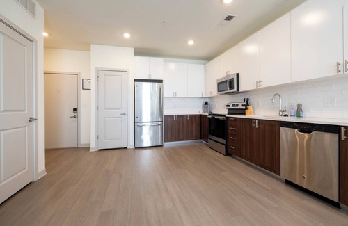 Downtown Louisville Apartment | Spacious Nulu 1BR CozySuites 05