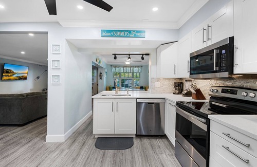 Dania Beach House | SPACIOUS OASIS-Pool-OutdoorBar&Kitchen-Playground!