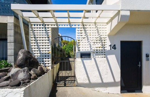 New Plymouth House | Spacious Ocean View Holiday House