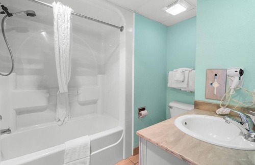 Myrtle Beach Hotel | Spacious Ocean View King:11th Flr Hot Breakfast