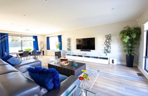 La Jolla Mesa House | Spacious ocean view home with a basketball hoop, firepit, & grill - dogs ok
