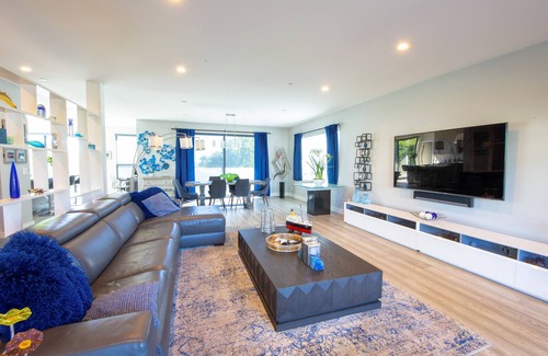 La Jolla Mesa House | Spacious ocean view home with a basketball hoop, firepit, & grill - dogs ok