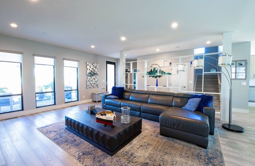 La Jolla Mesa House | Spacious ocean view home with a basketball hoop, firepit, & grill - dogs ok