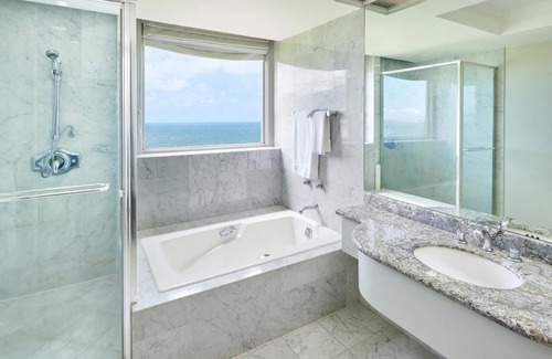 Kahului Hotel | Spacious Oceanfront Suite | Perfect for Romantic Retreat w/Pool Access
