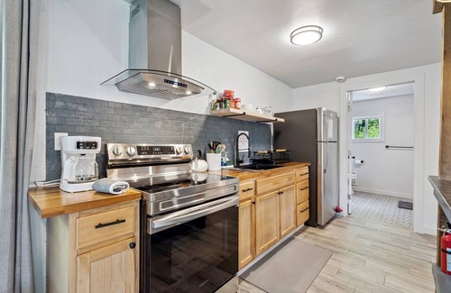 Central Oklahoma City Apartment | Spacious OKC Studio | $1700/Month #14B | Full Kitchen + King Bed