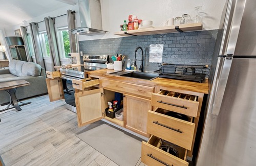 Central Oklahoma City Apartment | Spacious OKC Studio | $1700/Month #14B | Full Kitchen + King Bed