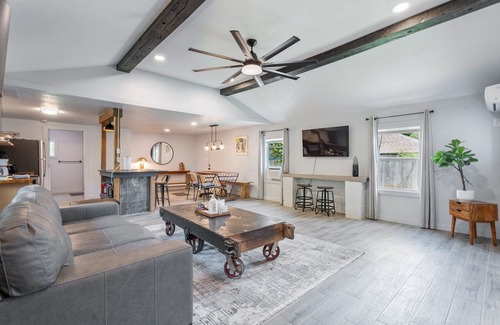 Central Oklahoma City Apartment | Spacious OKC Studio | $1700/Month #14B | Full Kitchen + King Bed