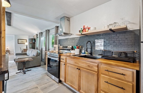 Central Oklahoma City Apartment | Spacious OKC Studio | $1700/Month #14B | Full Kitchen + King Bed