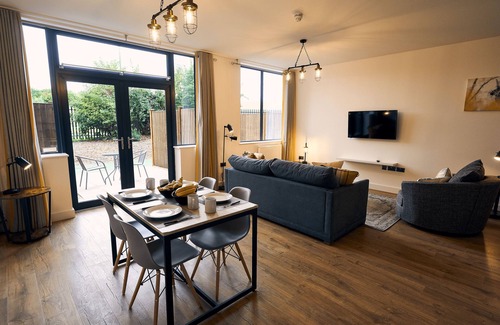 Hungerford Apartment | Spacious One Bedroom Apartment with Terraced Patio