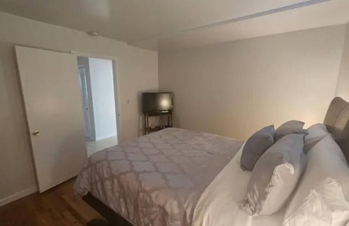 Valhalla Apartment | Spacious one bedroom apartment close to town, airport, train