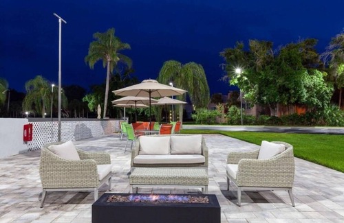 Florida Central Atlantic Coast Hotel | Spacious Orlando Stay Near Magic Kingdom + Universal Studios – Minutes to Dining