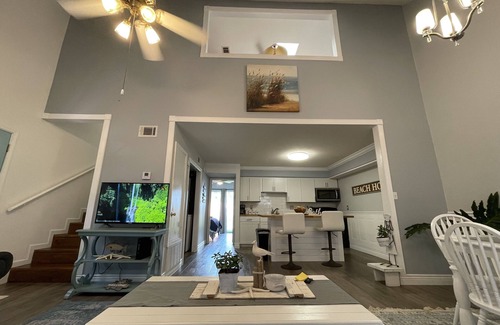 Wright House | Spacious Oversized Townhome! The Blue Water Bungalow