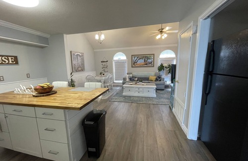 Wright House | Spacious Oversized Townhome! The Blue Water Bungalow