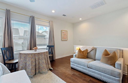 Oxford House | Spacious Oxford Commons Retreat - 2 miles 2 Square