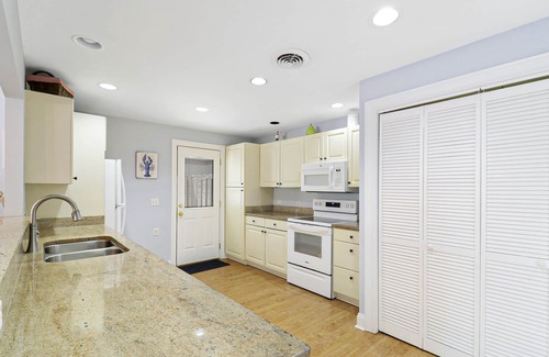 Palmetto Dunes Condo | Spacious Palmetto Dunes Condo, Sunny Deck, View of Lagoon, Complex Pool