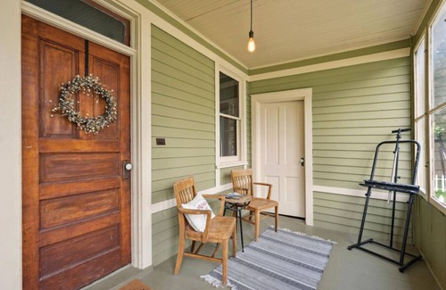 Pella House | Spacious Pella Historic Home w/ideal location