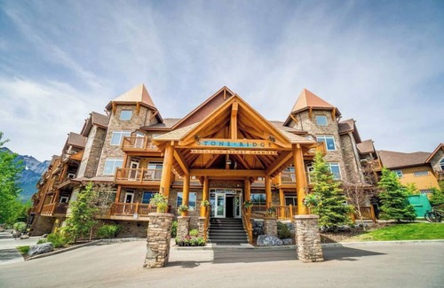 Cougar Creek Condo | Spacious Penthouse Suite-King Beds-Pool & Hot Tub Open
