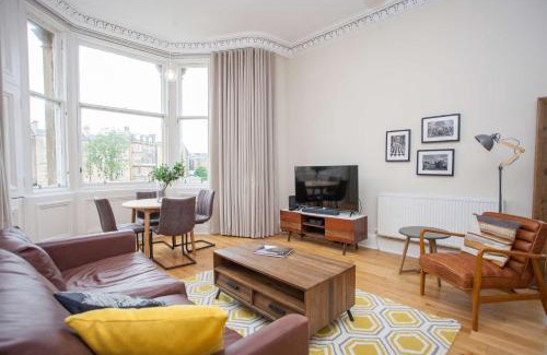 Kelvinbridge Apartment | Spacious Period Property in Glasgow