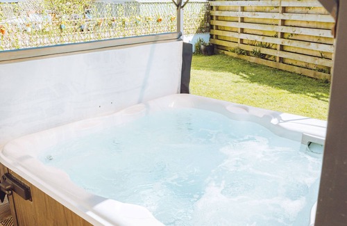 Trearddur Bay Cottage | Spacious, Pet friendly 4 Bed, 3 Bath Villa + Hot Tub, 5 mins to Trearddur Beach
