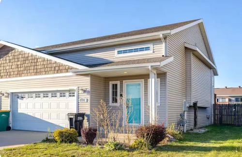 West Fargo House | Spacious Pet-Friendly Townhouse