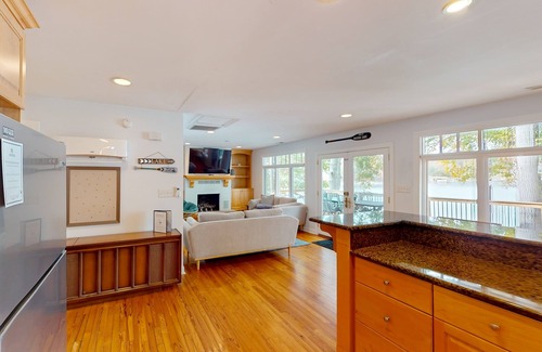 Moneta Cottage | Spacious pet friendly Cottage with balcony, dock, and hot tub