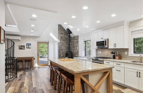 Groveland Cabin | Spacious Pine Mountain Lake Cabin Rental w/Decks