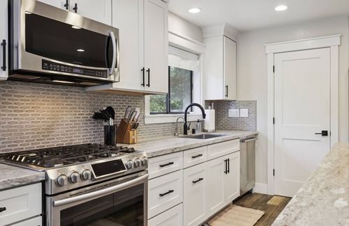 Groveland Cabin | Spacious Pine Mountain Lake Cabin Rental w/Decks