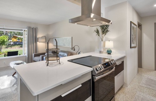 Pinellas Point House | Spacious Pink Streets Retreat - Minutes to Beach and Downtown