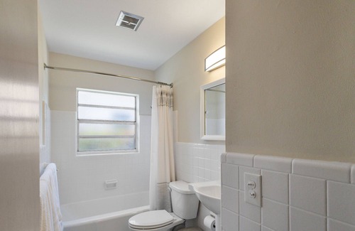 Pinellas Point House | Spacious Pink Streets Retreat - Minutes to Beach and Downtown