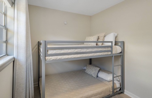 Pinellas Point House | Spacious Pink Streets Retreat - Minutes to Beach and Downtown