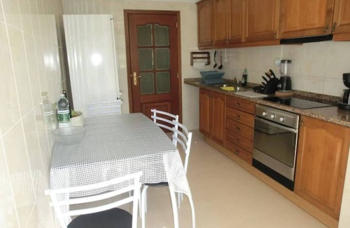Sao Martinho Apartment | Spacious Piornais apartment, 5 minutes away. Praia Formosa.