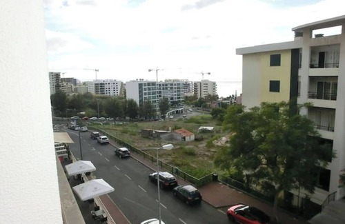 Sao Martinho Apartment | Spacious Piornais apartment, 5 minutes away. Praia Formosa.