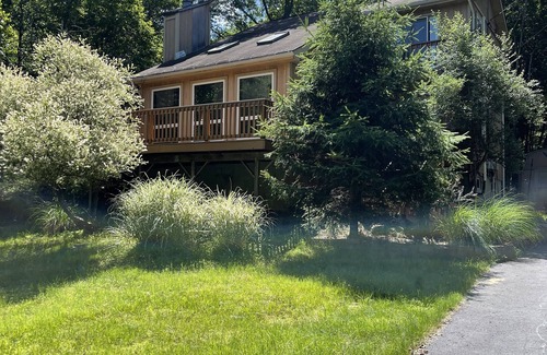Albrightsville Cabin | Spacious Poconos Cabin with Private Covered Hot Tub