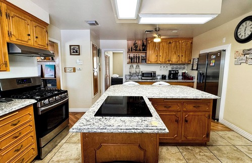 Las Vegas House | Spacious Pool 5-bedroom house 10 min to the Strip!