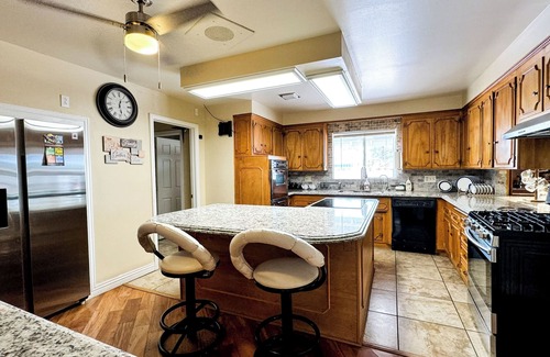 Las Vegas House | Spacious Pool 5-bedroom house 10 min to the Strip!
