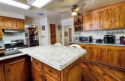 Las Vegas House | Spacious Pool 5-bedroom house 10 min to the Strip!