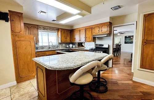 Las Vegas House | Spacious Pool 5-bedroom house 10 min to the Strip!