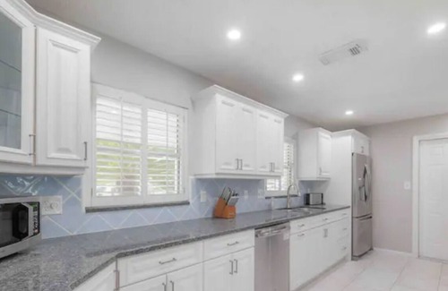 Seminole House | 🏖 Spacious Pool Home | 3 Min from Beach 🌴