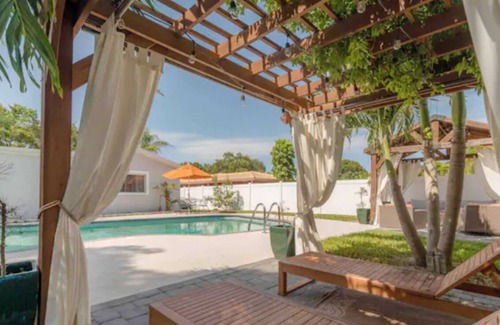 Seminole House | 🏖 Spacious Pool Home | 3 Min from Beach 🌴