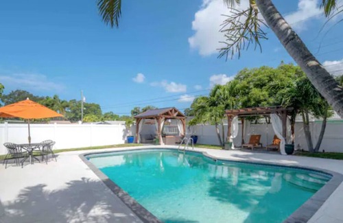 Seminole House | 🏖 Spacious Pool Home | 3 Min from Beach 🌴