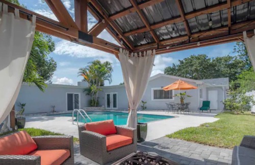 Seminole House | 🏖 Spacious Pool Home | 3 Min from Beach 🌴