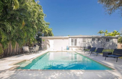 North Miami Beach House | Spacious Pool Oasis w/ Washer&Dryer