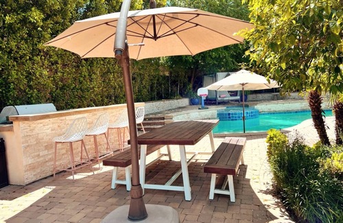 Tarzana Villa | 🌴Spacious & Private 5Bdr Private Retreat-Saltwater Pool/Spa, Outdoor Kitchen🌴