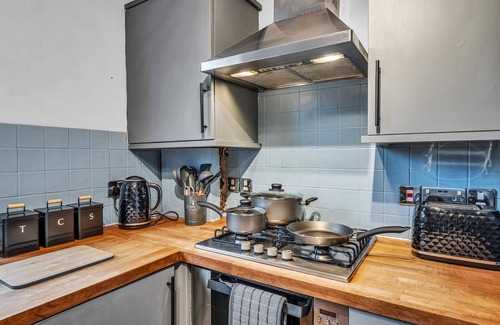 Dartford Apartment | Spacious Private Apartment in Central Dartford with Free Parking. TFL Zone 6n