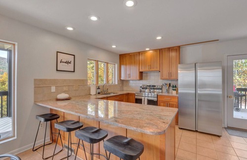 Roseland House | Spacious, private, four-season home built on mountainside with great proximity to Wintergreen, breweries, cideries, and hiking