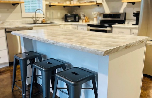 Tullahoma House | Spacious private guesthouse within minutes of Tims Ford Lake and Woods Reservoir