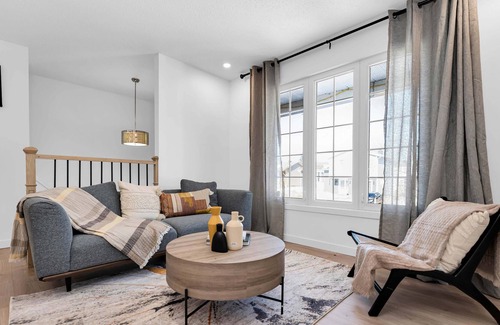 Downtown Gatineau House | Spacious Private Room1 with Queen+Sofa Beds